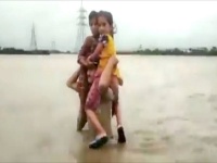 Floods : नदीला महापूर आला होता अन्... खाकी वर्दीतील 'वासुदेव'