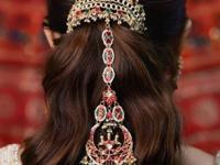 साडी असो की ड्रेस ! हेअर अ‍ॅक्सेसरीज देतील परफेक्ट फेस्टिव्ह लूक, श्रावणातील प्रत्येक सणवाराला दिसाल खास.... - Marathi News | Hair Accessories For Shravan Festivale Look best hair accessories for saree look in Shravan how to style hair for Shravan festival hair accessories for Shravan festival | Latest sakhi Photos at Lokmat.com