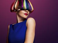 Magic hair girl: फक्त केसांचा भांग बदलताच या मुलीच्या केसाचा रंगच बदलतो, जणू आहेत जादूचे केस - Marathi News | An hair of magic! Girl, 11, who was born with TWO hair colours due to a rare birthmark can decide if she wants to go blond or brunette each morning by moving her parting | Latest jarahatke Photos at Lokmat.com