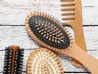 फक्त शाम्पू आणि तेल नाही तर केसांच्या आरोग्यासाठी योग्य कंगवा निवडणं अत्यंत महत्त्वाचं - Marathi News | best combs for different hair textures and types how to choose right comb for curly straight or wavy hair | Latest sakhi Photos at Lokmat.com