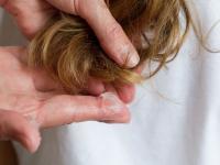 केवळ रखरखीत त्वचेसाठीच नाही तर यासाठीही उपयोगी आहे व्हॅसलीन! - Marathi News | Awesome vaseline uses you never knew about | Latest beauty Photos at Lokmat.com