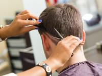 Lockdown नंतर उघडलं सलून, पुढच्या काही तासांमध्येच लखपती झाली हेअर स्टायलिस्ट... - Marathi News | Lockdown : Man leaves 2500 dollar tip for hair stylist in America api | Latest jarahatke Photos at Lokmat.com