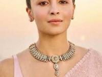 गोल चेहरा असताना ‘अशी’ हेअरस्टाईल करता म्हणून दिसता जाड आणि वयस्कर, पाहा ४ टिप्स- दिसा तरुण - Marathi News | hairstyles to avoid for round face women why some hairstyles make you look older best haircut to look slim for round face hair styling tips for round chubby face | Latest sakhi Photos at Lokmat.com