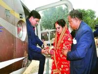 या वधुचा थाटच निराळा! गाडी, घोेडे नाही तर चक्क हॅलिकॉप्टरमधुन पाठवणी, पाहा photos - Marathi News | the bride goes to sasural in helicopter in up pratapgarh | Latest jarahatke Photos at Lokmat.com
