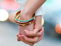 तुम्ही पार्टनरचा हात कसा पकडता? जाणून घ्या रिलेशनशिपमधील रहस्य - Marathi News | coupling holds the rule of relationships | Latest relationship Photos at Lokmat.com