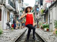 म्हणून या रेल्वे ट्रॅकवर लोक जीव धोक्यात घालून घेतात सेल्फी - Marathi News | people take selfie on railway track | Latest jarahatke Photos at Lokmat.com