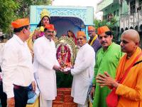 राम लक्ष्मण संग जानकी, जय बोलो हनुमान की..., एक मुखाने बोला, बोला जय जय हनुमान... अशा पवनपुत्राचे गुणगान करणाऱ्या भजनांच्या गजरात हनुमान जनमोत्सवनिमित्त नागपूरच्या राजाबाक्षाच्या हनुमान मंदिरातून भव्य शोभायात्रा काढण्यात आली. - Marathi News | Ram Laxman sang Janki, Jai Bolo Hanuman Ki ..., spoke in a mouth, said Jai Jai Hanuman ... Hanuman Janmotsav was celebrated in the hymns of the holy songs of such a song, and the grand show-cause was taken from Hanuman temple of Rajabaksh in Nagpur. | Latest nagpur Photos at Lokmat.com