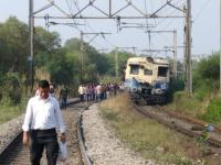 बेलापूर स्थानकाजवळ ओव्हरहेड वायर तुटल्याने हार्बर रेल्वे ठप्प - Marathi News | Harbor rail jam due to the overhead wire breaking at Belapur station | Latest navi-mumbai Photos at Lokmat.com