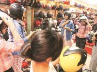 हेल्मेट खरेदीवेळी या गोष्टी नक्की पहा; दंड तर वाचेलच पण... - Marathi News | take care of these things when buying a helmet; not only penalty but also save life | Latest auto Photos at Lokmat.com