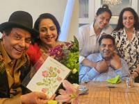 "माझ्या भावना अनावर होत आहेत..."; धर्मेंद्र यांच्या आठवणीत हेमा मालिनी भावुक, शेअर केले खास फोटो - Marathi News | Hema Malini gets emotional in memory of Dharmendra shares special unseen photos | Latest filmy News at Lokmat.com