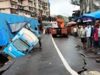 मुंबईत शिवडी रेल्वे क्रॉसजवळ रस्ता खचला, नागरिकांचा जीव मुठीत घेऊन प्रवास; पाहा Photos - Marathi News | Shivdi railway crossing road collapse in Mumbai See Photos | Latest mumbai Photos at Lokmat.com