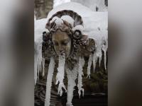 थंडीने माणसांचाच नाही तर मूर्तींचाही बदलला चेहरामोहरा, नको नको तिथून निघतोय बर्फ! - Marathi News | Viral pics of gargoyle statues vomiting ice | Latest social-viral Photos at Lokmat.com