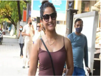 चेह-याला मेकअप तर नव्हताच, मास्कचाही हिनाला पडला विसर, फोटो पाहून मिळातायेत अशा कमेंट्स - Marathi News | Hina khan Spotted without Makeup photos viral on Social Media Fans Shocked To See Her In This Way | Latest filmy Photos at Lokmat.com