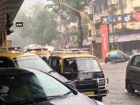 मुंबईत जोर‘धार’ पाऊस, हिंदमाता परिसरात साचलं पाणी - Marathi News | Heavy rain in Mumbai causes waterlogging | Latest mumbai Photos at Lokmat.com