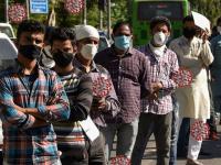 चिंता वाढली! मास्क आणि सोशल डिस्टेंसिंग पुरेसं नाही; 'असा' करावा लागणार कोरोनापासून बचाव - Marathi News | Coronavirus face masks and social distancing are not foolproof says study | Latest health Photos at Lokmat.com