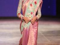 lakme fashion week 2021 : मोगऱ्याचा गजरा अन् झुमक्यांच्या फॅशनच न्यारी; अणवाणी रॅम्पवॉकमुळे चर्चेत आलीये तापसीची साडी - Marathi News | Taapsee pannu in golden work saree bare feet ramp walk at lakme fashion week 2021 | Latest sakhi Photos at Lokmat.com