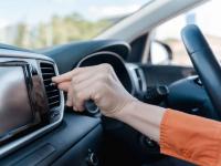 सावधान! कारचा AC वारंवार बंद करताय? मायलेज वाढवण्याच्या नादात होऊ शकतं मोठं नुकसान; कसं? जाणून घ्या - Marathi News | Be careful Do you turn off your car's AC frequently In the name of increasing mileage you can cause major damage know about How | Latest auto Photos at Lokmat.com