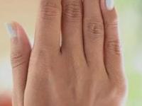 टू व्हीलर चालवून हात खूप टॅन होतात, ४ पदार्थ हातांना लावा-काळपटपणा होईल कम - Marathi News | how to remove tanning from hands, simple tricks and tips to get rid of tanned hands, how to reduce blackness of hands | Latest sakhi Photos at Lokmat.com