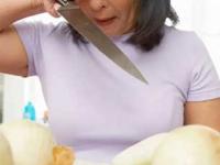 डोळ्यातून इतकं घळाघळा पाणी वाहातं की कांदा चिरणंच नकोसं होतं? २ टिप्स- थेंबभरही पाणी येणार नाही.. - Marathi News | How to Chop Onions Without Tears, home Hacks To Avoid Crying While Cutting Onions | Latest sakhi Photos at Lokmat.com