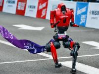 Robot World Record : माणसालाही हरवलं! रोबोटनं धावण्याच्या शर्यतीत मोडला जागतिक विक्रम; पाहा थरारक वेग - Marathi News | Robot World Record Even a human was beaten! Robot breaks world record in running race; See thrilling speed | Latest international News at Lokmat.com