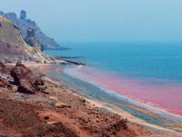 जिभेचे चोचले की निसर्गाचा चमत्कार? जगातला असा एकमेव बेट, जिथे चक्क माती खातात लोक! - Marathi News | Tongue twister or natural wonder? The only island in the world where people actually eat soil! | Latest jarahatke Photos at Lokmat.com