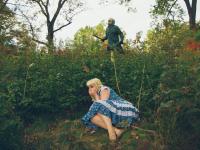 लोकांना घाबरवत आहे कपलचं हे अनोखं फोटोशूट! - Marathi News | Couple has the most horrifying engagement Photoshoot see photos | Latest jarahatke Photos at Lokmat.com