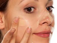 फाउंडेशन लावलं की अनेकींचा चेहरा खाऱ्या शेंगदाण्यासारखा दिसतो? पाहा फाउंडेशन परफेक्ट लावण्याची भन्नाट ट्रिक - Marathi News | simple trick to make your foundation water proof, how to avoid patches on face after applying foundation? | Latest sakhi Photos at Lokmat.com