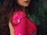 सगळ्याच साड्यांवर सोनेरी ब्लाऊज नको! साडी- ब्लाऊजच्या रंगाचं परफेक्ट कॉन्ट्रास्ट मॅच करण्यासाठी ६ टिप्स - Marathi News | how to choose perfect contrast colour blouse for saree? styling tips for contrast colour saree and blouse | Latest sakhi Photos at Lokmat.com