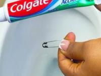 टूथपेस्ट करते कमोड मिनिटभरात स्वच्छ! पिवळे डाग, दुर्गंधी होईल दूर - खिशाला परवडेल असा देसी जुगाड... - Marathi News | how to clean commode with toothpaste New Trick to Brighten Commode with Toothpaste | Latest sakhi Photos at Lokmat.com