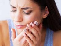 गार-गरम-गोड खाताच दाढ ठणकायला लागते, असह्य वेदना? ५ टिप्स- दाढदुखी टाळण्याचा पाहा सोपा उपाय - Marathi News | tips and tricks for sensitive teeth, how to get rid of sensitive teeth, how to reduce toothache, how to reduce tooth pain | Latest sakhi Photos at Lokmat.com