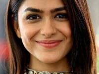 दाट, लांब केसांसाठी मृणाल ठाकूर करते 'हा' उपाय- म्हणते माझ्या केसांना एक्सटेंशनची गरजच नाही.. - Marathi News | hair care tips by mrunal thakur, main reason for mrunal thakur's long and strong hair, how to get thick hair like mrunal thakur | Latest sakhi Photos at Lokmat.com