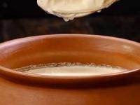 थंडीत दही नीट विरजत नाही-पाणी सुटतं-पचपचीत होतं? स्वयंपाकघरातील ६ वस्तू येतील मदतीला, दही होईल घट्ट... - Marathi News | how to make curd in winter curd setting tips in cold weather how to make thick curd in winter perfect curd in winter season | Latest sakhi Photos at Lokmat.com