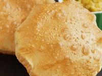 सणावाराला पुऱ्या करता पण बेत फसतो? तेल न पिणाऱ्या, टम्म फुगलेल्या पुऱ्यांसाठी 'असं' पीठ मळा... - Marathi News | How to Make Non-Oily & Fluffy Puri at Home How to make fluffy puri at home Homemade puri without excess oil Tips for puffed and light puris | Latest sakhi Photos at Lokmat.com