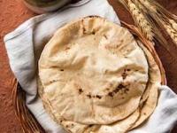 पाहा वजन झरझर कमी करणाऱ्या पोळ्या! कणकेत मिसळा ४ पदार्थ, पोळ्या होतील मऊ-पोळ्या खाऊनही चरबी गायब - Marathi News | 5 ways to make wheat chapati more healthy, how to make wheat chapati more healthy, how to make wheat chapati protein rich | Latest sakhi Photos at Lokmat.com