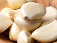 फक्त ५ मिनिटांत सोला एक किलो लसूण, पाहा भन्नाट जुगाड-हाताला कणभरही वास येणार नाही - Marathi News | simple and easy trick for peeling garlic or lasun, how to peel garlic fast, home hacks for garlic peeling | Latest sakhi Photos at Lokmat.com