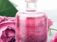 १ चमचा गुलाबजल आणि ६ फायदे, चेहऱ्यावरचे पिंपल्स-काळे डाग-पिगमेंटेशन सगळ्यावर असरदार उपाय - Marathi News | 6 amazing benefits of applying rose water or gulab jal on face, use of rose water for skin care, how to use rose water | Latest sakhi Photos at Lokmat.com