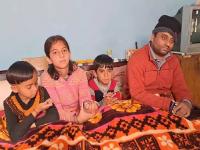 कौतुकास्पद! पॅरालिसिसच्या झटक्याने मुली 'बापा'पासून झाल्या दूर; देवदूत बनून तरूणाने आणले 'एकत्र' - Marathi News | Motiram of Shimla who kept his 2 daughters in a girl's ashram due to paralysis, a young man showed humanity by helping them financially | Latest national Photos at Lokmat.com