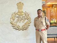 शाब्बास पोरा! ४० लाखांचं पॅकेज सोडून वडिलांचं स्वप्न केलं साकार; आधी IPS, मग झाला IAS - Marathi News | IAS Aditya Srivastava success story iitian who quit 40 lakh package job for upsc preparation he became ips officer first | Latest national News at Lokmat.com शाब्बास पोरा! ४० लाखांचं पॅकेज सोडून वडिलांचं स्वप्न केलं साकार; आधी IPS, मग झाला IAS - Marathi News | IAS Aditya Srivastava success story iitian who quit 40 lakh package job for upsc preparation he became ips officer first | Latest national News at Lokmat.com