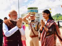 कोण आहेत अरुणाचल प्रदेशात पंतप्रधान मोदींचं स्वागत करणाऱ्या या 'डॅशिंग' IAS अधिकारी? सोशल मीडियावर होतायत व्हायरल! - Marathi News | dashing IAS officers vishakha yadav welcoming PM Modi in Arunachal Pradesh They are going viral on social media | Latest national Photos at Lokmat.com