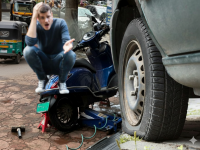 चांगले मायलेज हवे असेल तर टायरमधील हवा नेमकी किती असावी? टायरवाला तर ४० पीएसआय भरतो... - Marathi News | Marathi Auto News: How much air should be in the tires if you want good mileage? The tire dealer fills them with 40 PSI... | Latest auto Photos at Lokmat.com