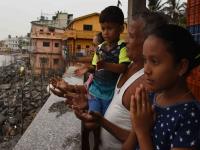 Cyclone Nisarga: चक्रीवादळाने दिशा बदलल्याने मुंबई अन् ठाण्यातील मच्छीमारांसाठी धोका टळला - Marathi News | Cyclone Nisarga: fishermen of Mumbai relax as the cyclone changed direction | Latest maharashtra Photos at Lokmat.com