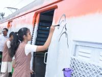 विद्यार्थ्यांनी रंगवलेली स्वच्छ भारत लोकल ट्रान्स हार्बर मार्गावर धावणार - Marathi News | The students paints local run on Trans Harbor route | Latest mumbai Photos at Lokmat.com