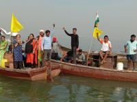 हनुमान कोळीवाडा ग्रामस्थांचे चॅनेल बंद आंदोलन, मालवाहू जहाजांचा मार्ग रोखून धरला - Marathi News | Fishing community launches Channel Bandh agitation at JNPT to press their 13 year long unresolved issue of settling the displaced families from Sheva village | Latest raigad Photos at Lokmat.com