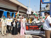 इंधन दरवाढीविरोधात राष्ट्रवादी महिला आक्रमक; मोदींच्या उज्वला गॅस योजनेच्या बॅनरखालीच आंदोलन! - Marathi News | NCP aggressive against fuel price hike; Movement under the banner of Modi's bright gas scheme! | Latest thane Photos at Lokmat.com