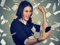 टाइमपाससाठी महिलेनं खरेदी केलं लॉटरीचं तिकिट अन् बनली करोडपती! - Marathi News | woman wins 1 million dollar lottery jackpot due to flight was canceled | Latest jarahatke Photos at Lokmat.com