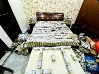 ५००-५०० च्या नोटांचा बेड, बुटांच्या बॉक्समध्ये बंडल; आग्रा येथील छाप्याची Inside Story - Marathi News | A bed of 500-500 notes, bundled in a shoe box; Inside Story of Agra income tax raid | Latest crime Photos at Lokmat.com