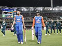 ब्रिस्बेनच्या मैदानात पावसाची बॅटिंग! टीम इंडियानं ऑस्ट्रेलियाविरुद्धची टी-२० मालिका २-१ अशी जिंकली - Marathi News | India vs Australia LIVE Score 5th T20I Match Abandoned Due To Rain India Clinch Five-Match Series 2-1 | Latest cricket News at Lokmat.com