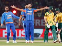 IND vs SA : पांड्याच्या 'सेंच्युरी'सह चक्रवर्तीची 'फिफ्टी'! शेवटच्या षटकात बर्थडे बॉयचा जलवा अन्.... - Marathi News | India vs South Africa Live Score 3rd T20I SA bowled out for 117 Hardik Pandya gets 100th T20I wicket Kuldeep Yadav Varun Chakaravarthy Harshit Rana Shine | Latest cricket News at Lokmat.com IND vs SA : पांड्याच्या 'सेंच्युरी'सह चक्रवर्तीची 'फिफ्टी'! शेवटच्या षटकात बर्थडे बॉयचा जलवा अन्.... - Marathi News | India vs South Africa Live Score 3rd T20I SA bowled out for 117 Hardik Pandya gets 100th T20I wicket Kuldeep Yadav Varun Chakaravarthy Harshit Rana Shine | Latest cricket News at Lokmat.com