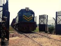 भारतातील 'या' ट्रेन्सनं तुम्ही थेट परदेशात जाऊ शकता; फक्त VISA असणं गरजेचं - Marathi News | International Trains From India; You just need to have a visa | Latest jarahatke Photos at Lokmat.com