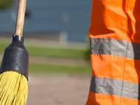 रस्त्यांवर झाडू मारतोय भारतीय 'सॉफ्टवेअर डेव्हलपर'! महिना सव्वा लाखाची कमाई; कंपनी का देते इतके पैसे? - Marathi News | Indian Software Developer Working as Street Sweeper in Russia Earns ₹1.1 Lakh Monthly | Latest business News at Lokmat.com